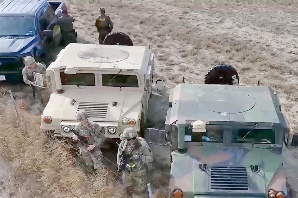 Con los miles de elementos, a la frontera también han llegado vehículos blindados, helicópteros, aviones y equipo militar.