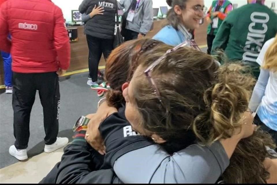 Marijose Alcalá abrazó, gritó y festejó lo hecho por Sofía Ibarra, quien casi le quita el Oro a la campeona Susan Sanghera.