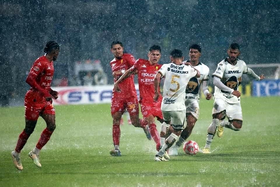 En la parte final del primer tiempo, la lluvia se hizo presente y afectó la cancha del Olímpico Universitario.