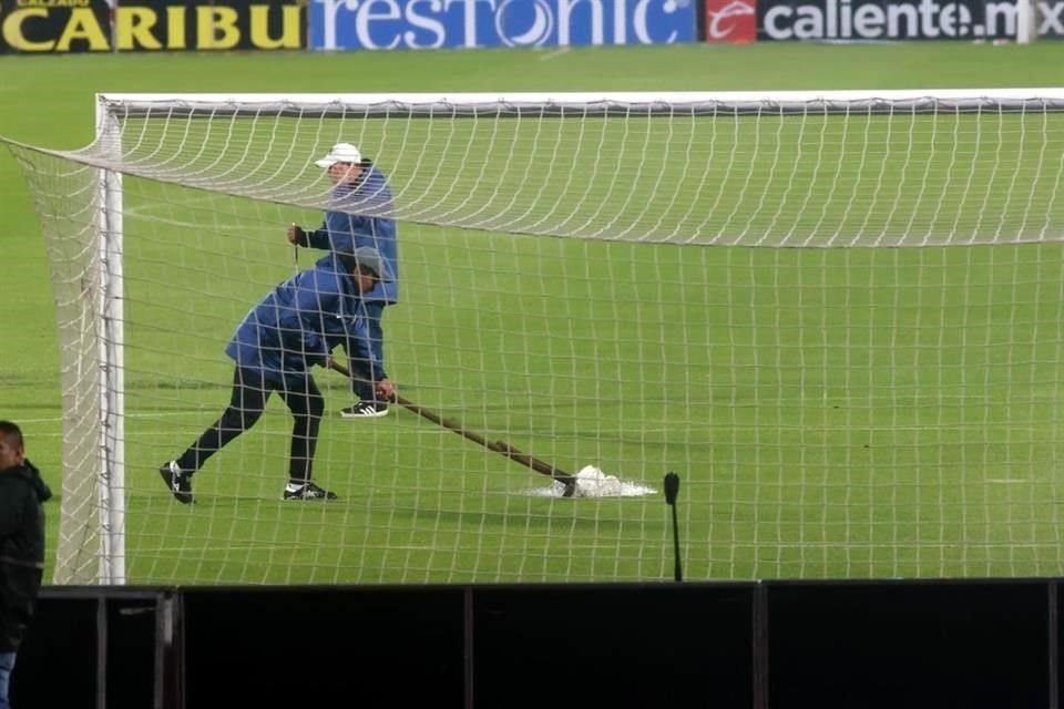 El inicio del complemento se retrasó muchos minutos debido a los charcos que se generaron por la lluvia.