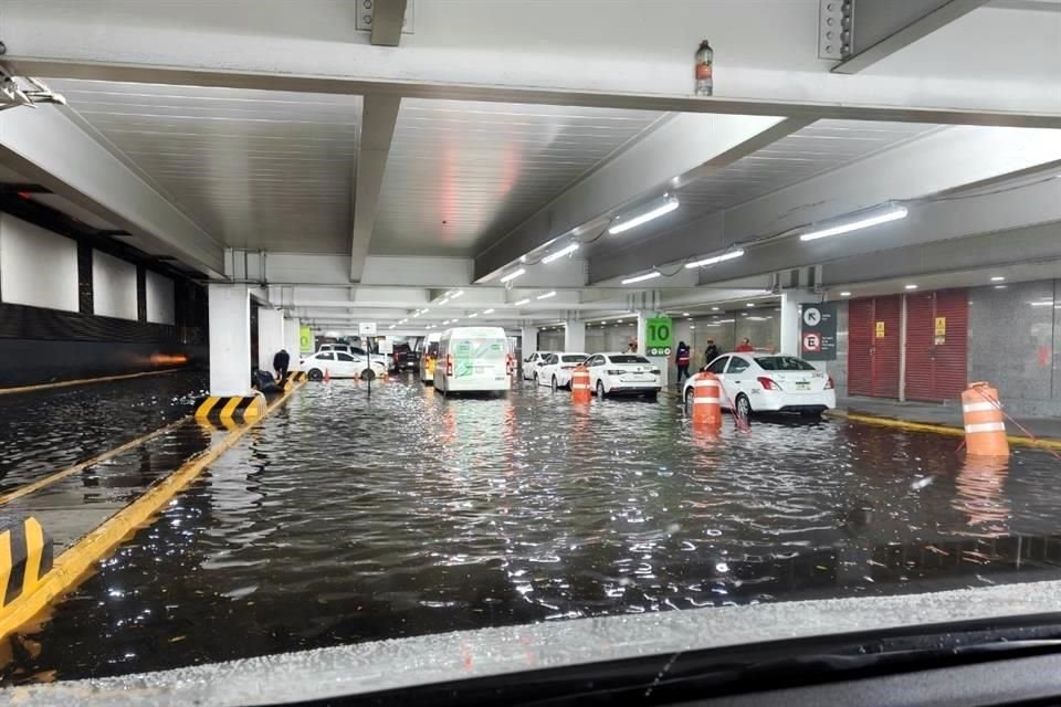 Los accesos al AICM también se encuentran inundados.