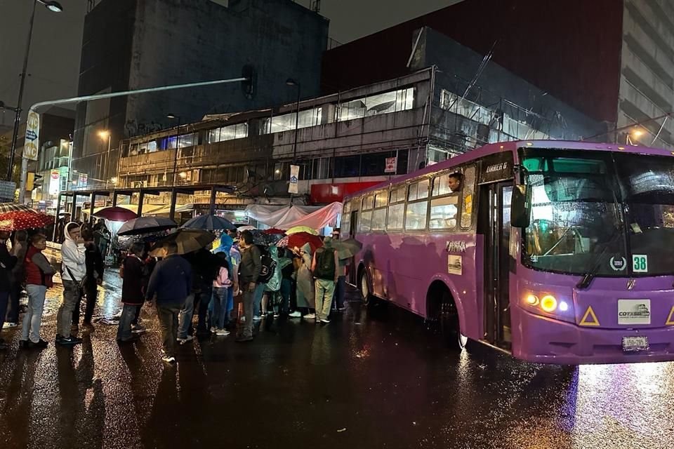 Usuarios hacen fila afuera de la estación Pino Suárez para abordar transportes del servicio provisional.