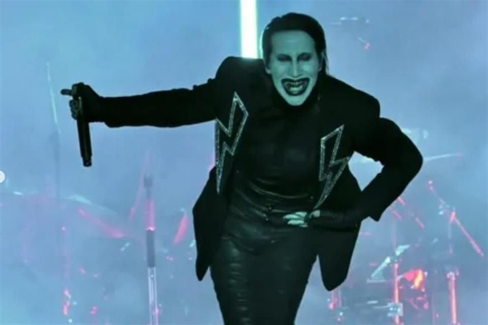 La multitud vibró con éxitos como 'Disposable Teens' y 'Sweet Dreams (Are Made of This)'.