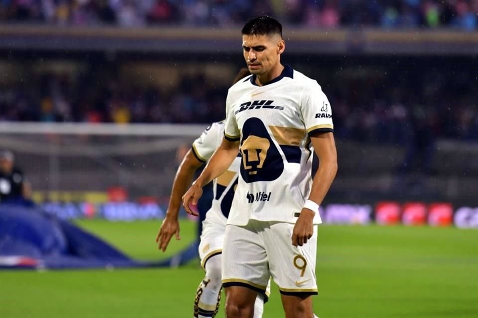 Pese a sus fallas ante Necaxa, el delantero Guillermo Martínez fue respaldado por Efraín Juárez.