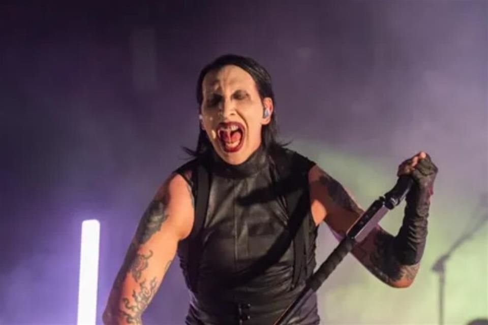 Marilyn Manson en el escenario de la FENAPO, desplegando su icónico estilo oscuro.