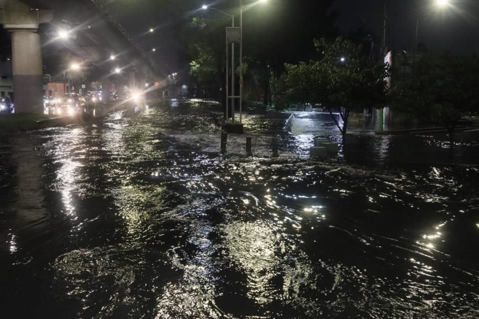 En Eje 1 Norte, el agua salió de las coladeras debido a la inundación.