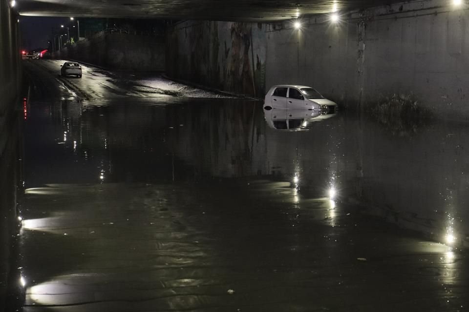 Un auto quedó atrapado en la inundación de Eje 1 Norte y Circuito Interior.