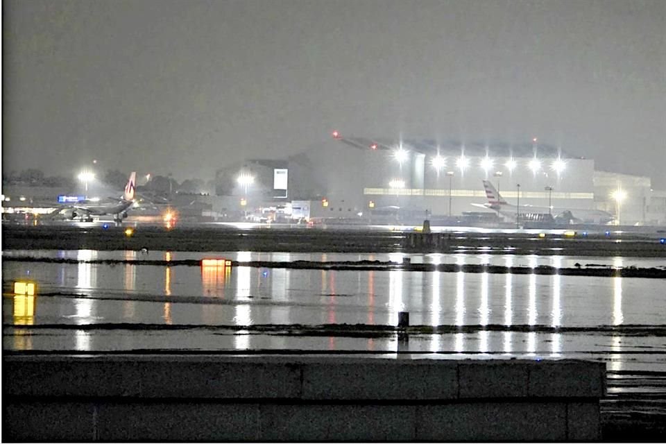 El AICM tuvo que suspender anoche sus operaciones durante tres horas.