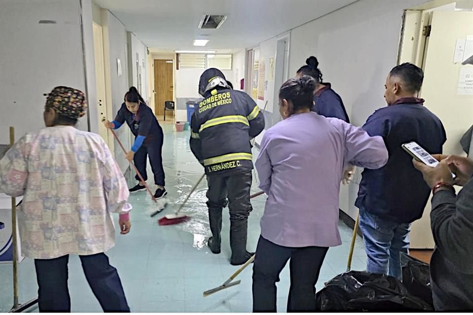 La planta Baja del Hospital General Balbuena, incluida el área de urgencias, también se inundó con 5 centímetros de agua que entraba de la calle y salía de las coladeras