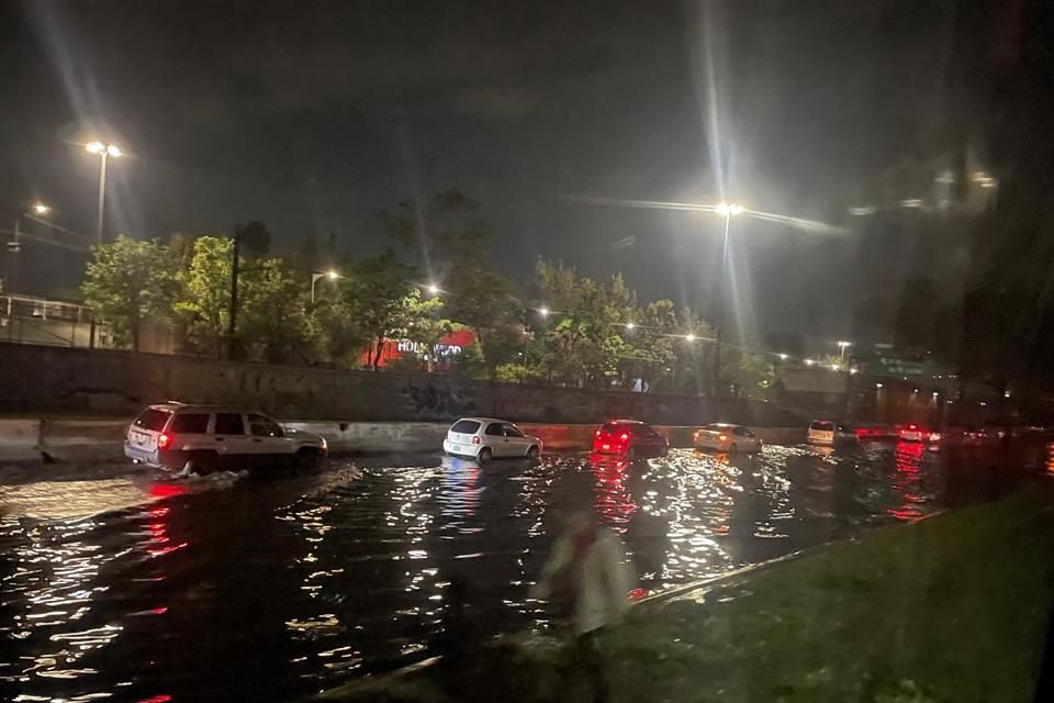 La Calzada Zaragoza, antes de Viaducto, presenta anegaciones.