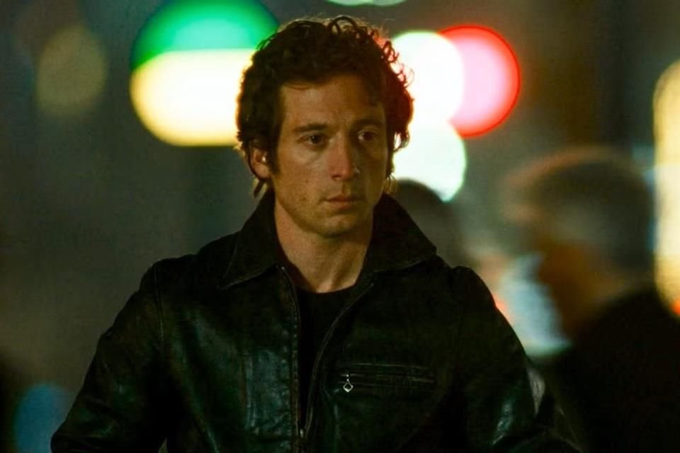 En la cinta, la estrella de 'The Bear' encarna al astro musical y deja al descubierto su corazón en esta película que narra una parte muy específica de la vida del ícono del rock.