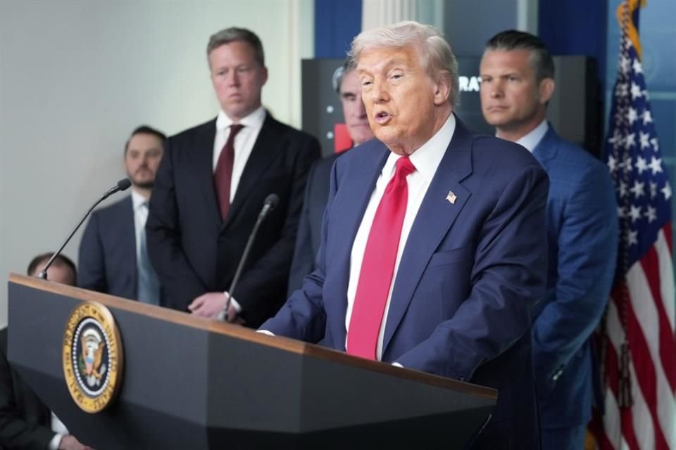 El Presidente Donald Trump habla con reporteros en la Casa Blanca el 11 de agosto del 2025.