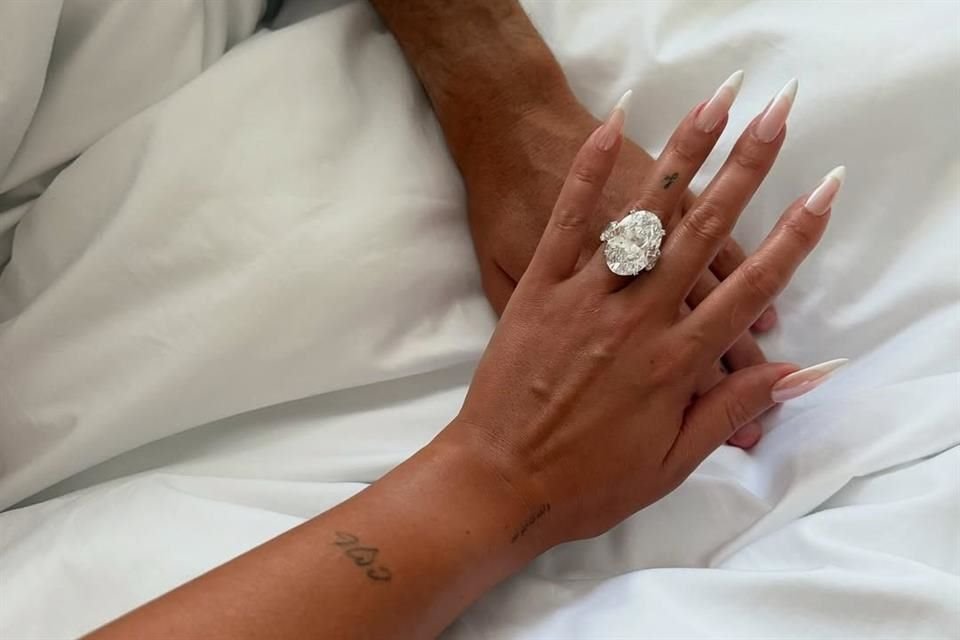 Junto con una foto de un enorme anillo de diamantes en su mano izquierda, Rodríguez posteó en su cuenta oficial de Instagram: 'Sí, quiero. En esta y en todas mis vidas'.