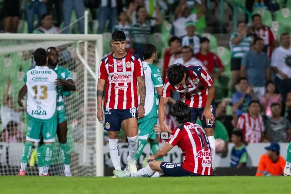 Las Chivas de Gabriel Milito sufren desde la zona defensiva, donde han regalado tres penales en tres partidos del Apertura 2025.