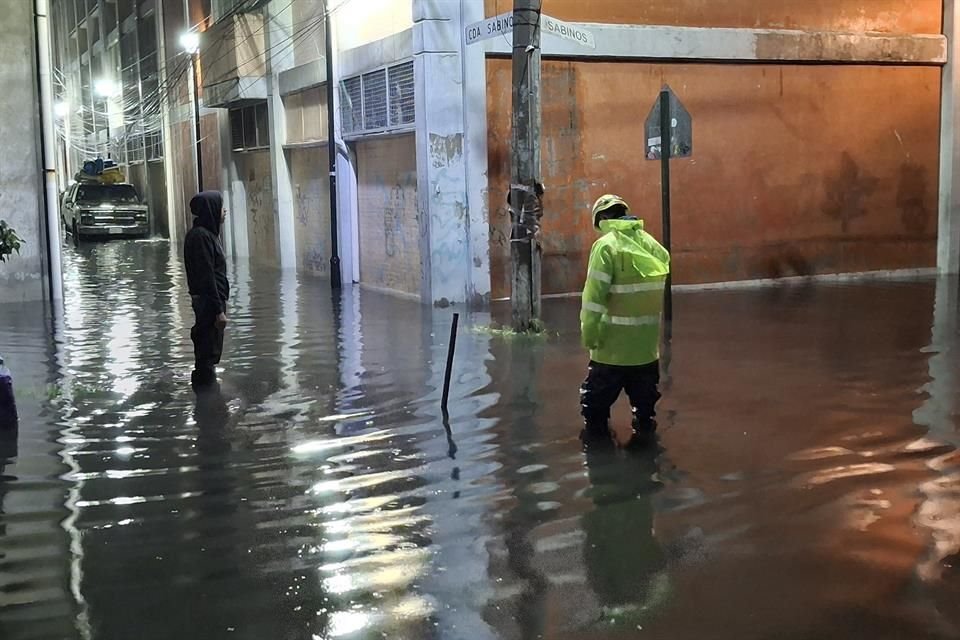 En tan sólo 20 minutos de lluvia se acumularon 50 de los 84.5 milímetros de precipitación.