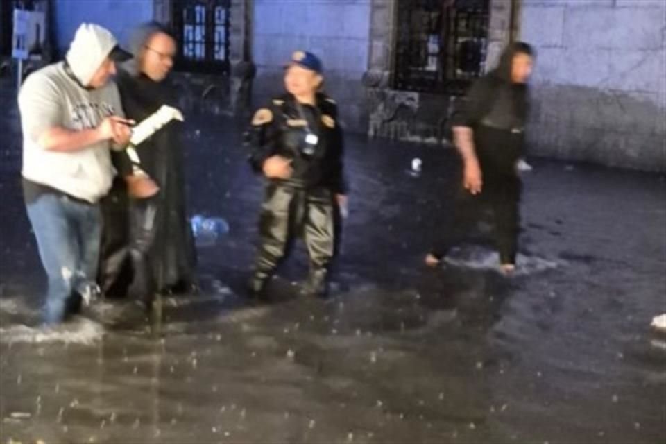 El Zócalo de la CDMX registró ayer la lluvia más intensa que ha tenido desde hace 73 años, con una precipitación de 84.5 milímetros.