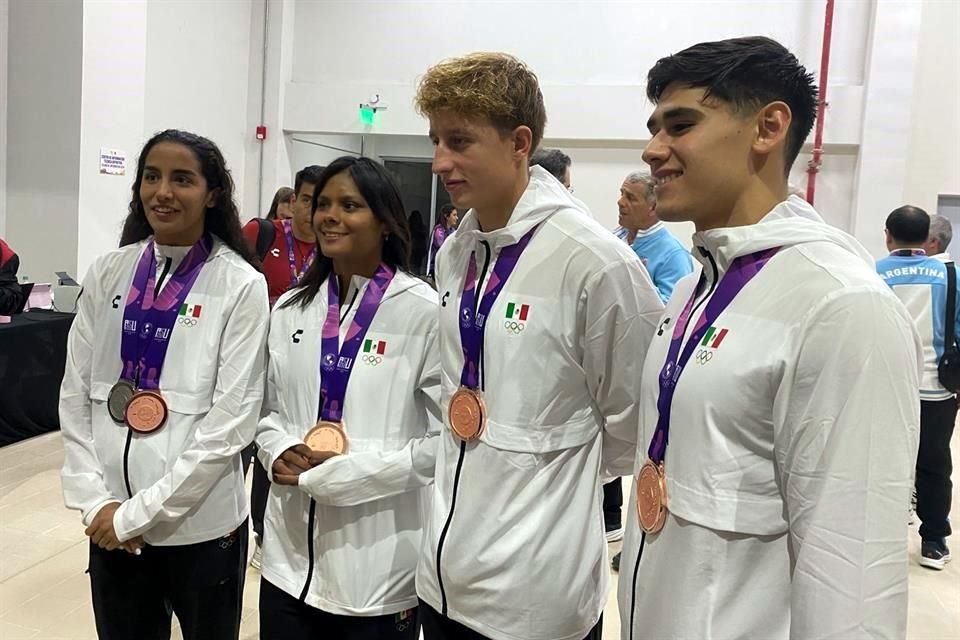 María Méndez se quedó con el bronce en 100m mariposa; Celia Pulido fue plata en 200m dorso y ambas formaron parte del relevo 4x100m libre mixto, junto a Diego Camacho y Andrés Dupont, para el bronce.