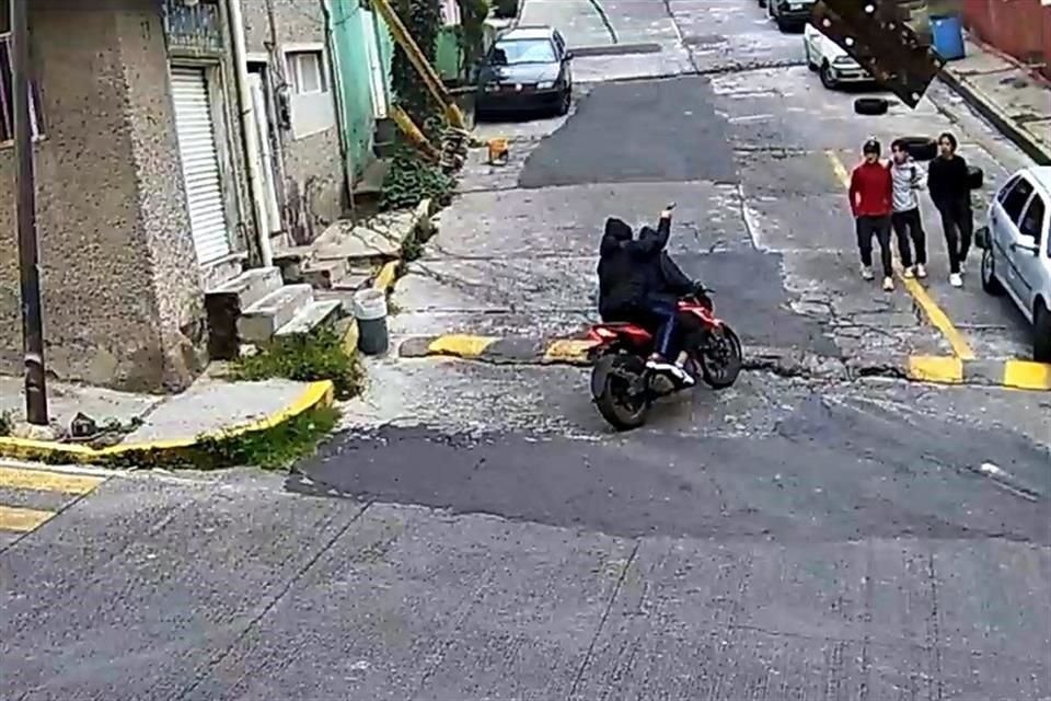 En un video se observa el asalto a tres jóvenes.