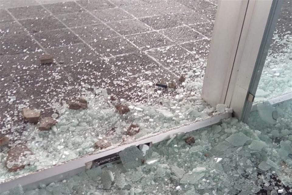 Además de pintas, los agresores dejaron vidrios rotos.