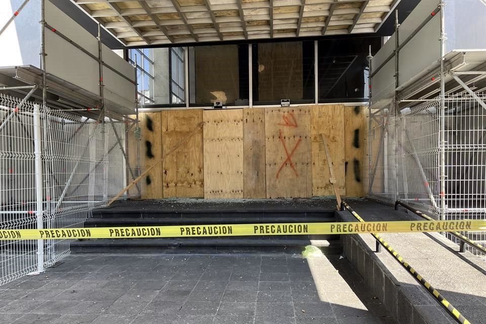 El CCUT amaneció este viernes tapiado en su entrada principal y todavía con los cristales rotos en el piso por los daños perpetrados por el denominado bloque negro en el marco de la marcha del 2 de octubre.