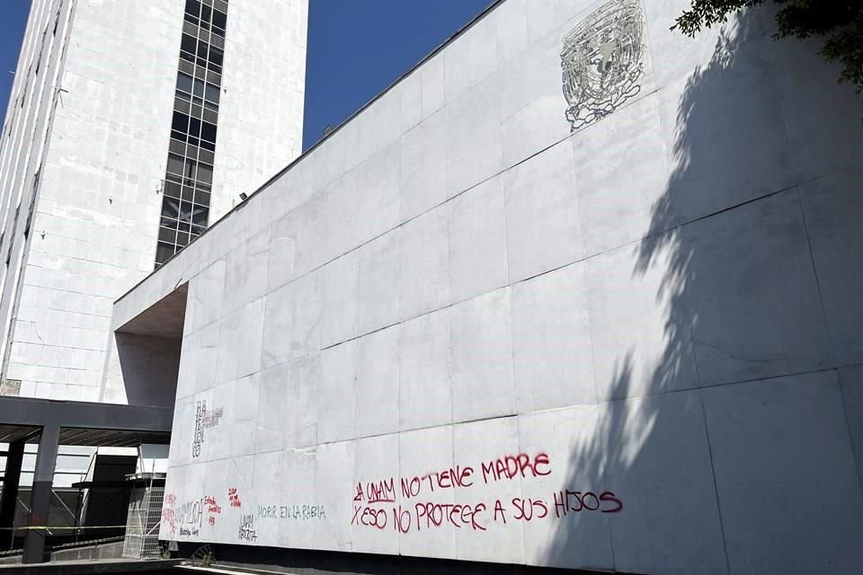 En la fachada, la mayoría de las consignas no aluden a la masacre del 2 de octubre.