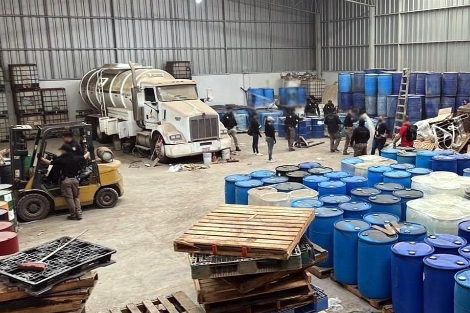 Fuerzas federales aseguraron una pipa cargada con siete mil litros de huachicol y más de dos mil costales de precursores químicos para drogas sintéticas en el municipio de Durango.