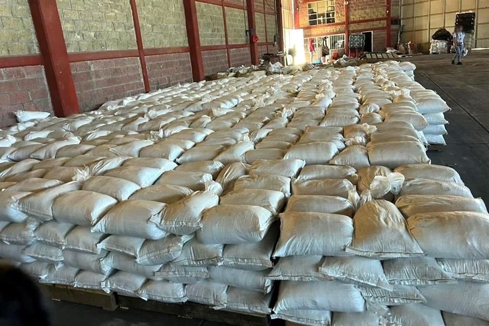 Fuerzas federales aseguraron una pipa cargada con siete mil litros de huachicol y más de dos mil costales de precursores químicos para drogas sintéticas en el municipio de Durango.