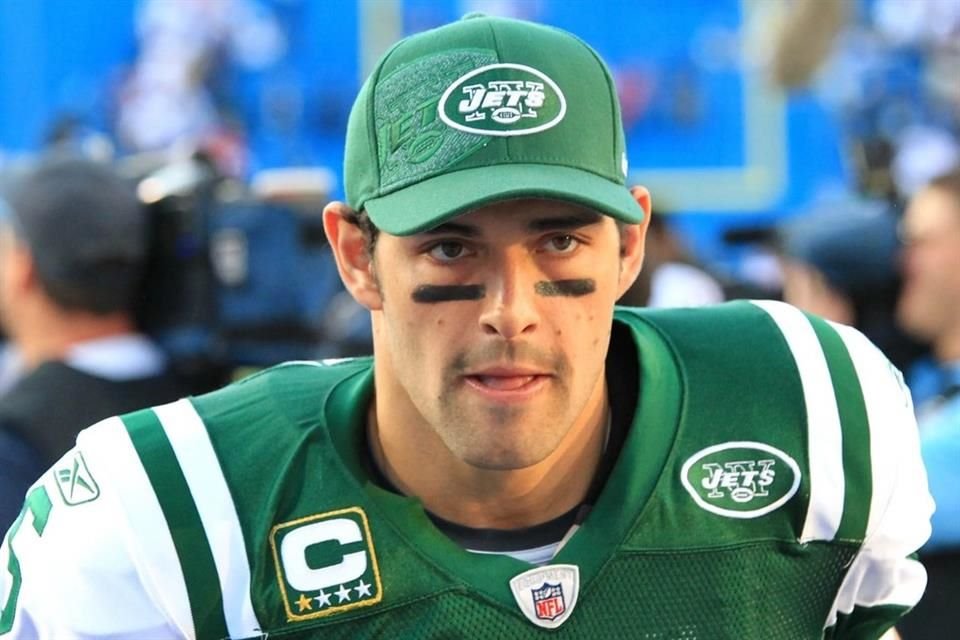 Mark Sánchez, de 38 años, se recupera en un hospital.