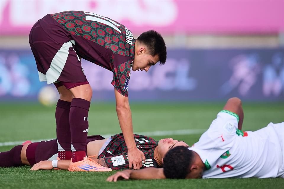 Levy cayó conmocionado tras una jugada en tiro de esquina.