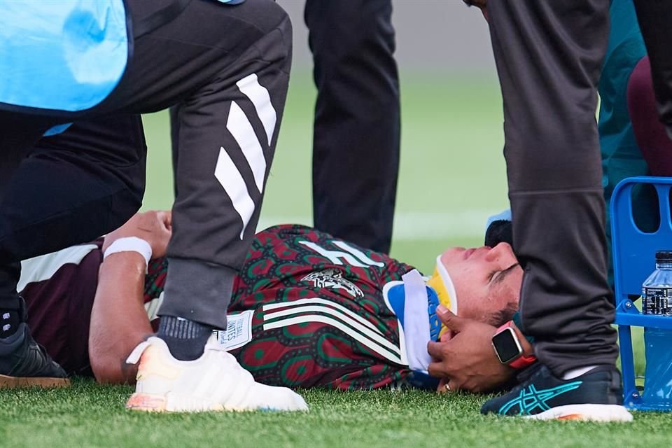 El jugador de Cruz Azul fue atendido sobre el campo de juego.