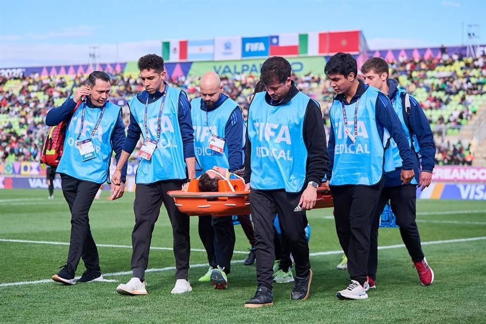 El joven delantero fue trasladado a un hospital, donde recuperó el conocimiento y se le aplicaron exámenes neurológicos.