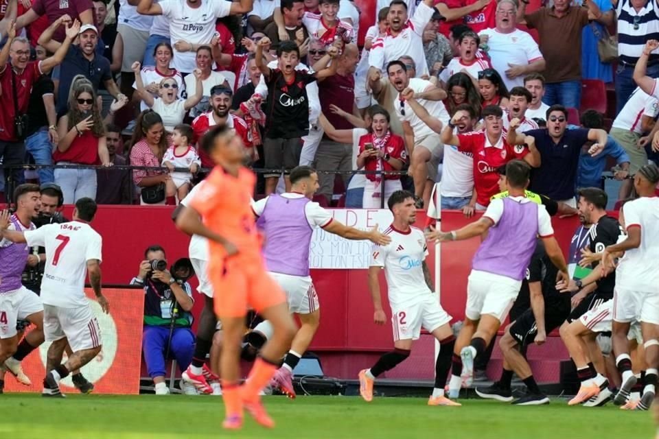 José Carmona cruzó con disparo de derecha para el 3-1.