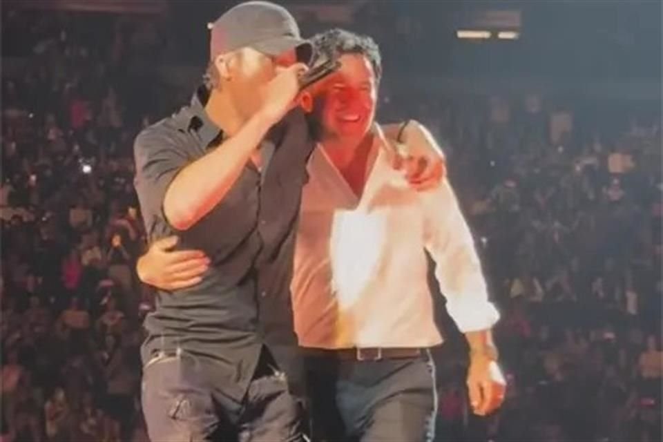 Invita Enrique Iglesias a Sergio 'Checo' Pérez a que lo acompañe en el escenario del concierto que ofreció este fin de semana en Guadalajara.