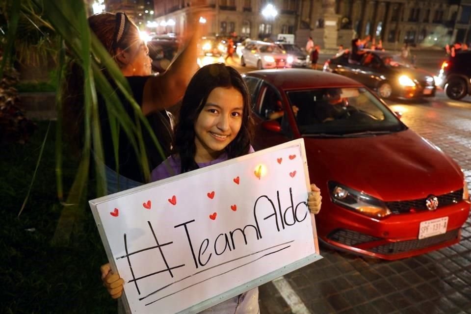 A pesar de la hora, menores de edad no se perdieron el festejo.