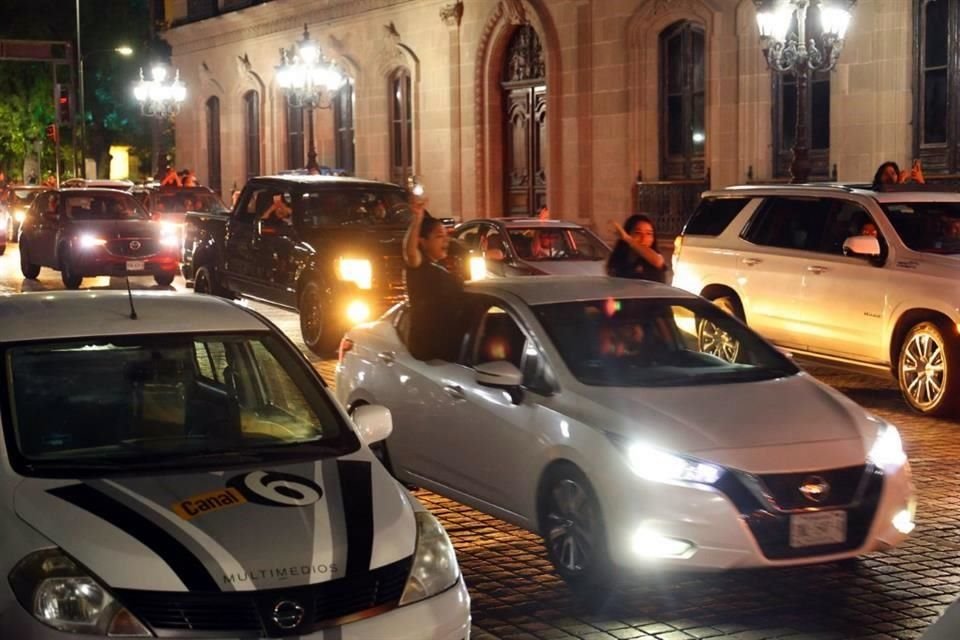 Automovilistas hicieron sonar sus claxons.