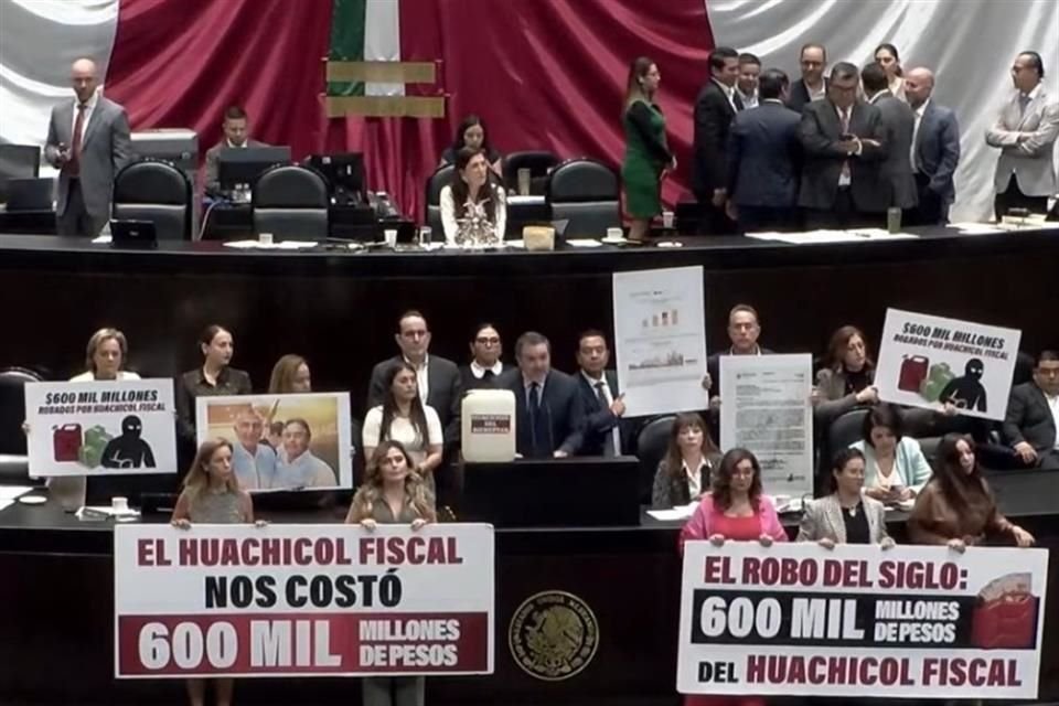 La bancada del PAN se subió a tribuna en la Cámara de Diputados para reclamar de esta forma el huachicol fiscal.