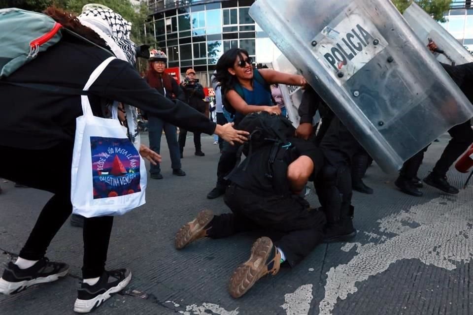 Policías preventivos intentaron quitar algunos artefactos como martillos a los manifestantes, lo que provocó los primeros roces.