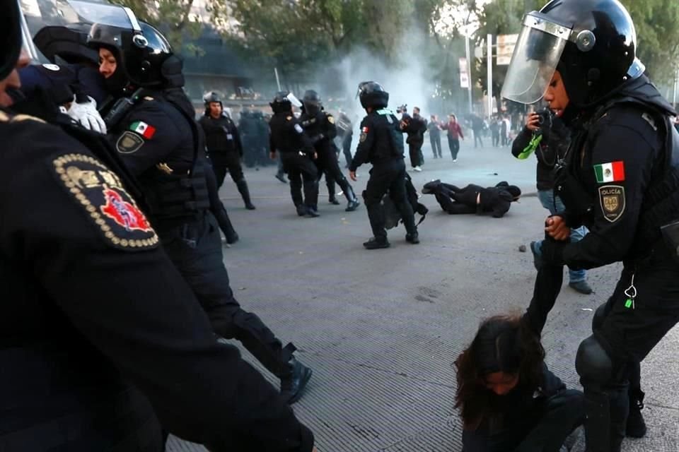 Integrantes del Bloque Negro y elementos de Seguridad capitalinos protagonizan los primeros roces en la marcha.