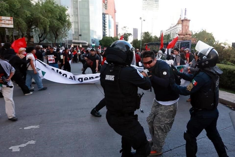Según la SSC, se resguardaron mochilas en las que había piedras, botellas de vidrio y cohetes, así como un martillo; no hay personas detenidas por estos hechos.