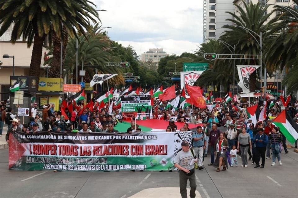 Los manifestantes, en su mayoría con actitud pacífica, realizan su caminata con gritos y pancartas sobre Paseo Reforma, rumbo a la Embajada de EU.