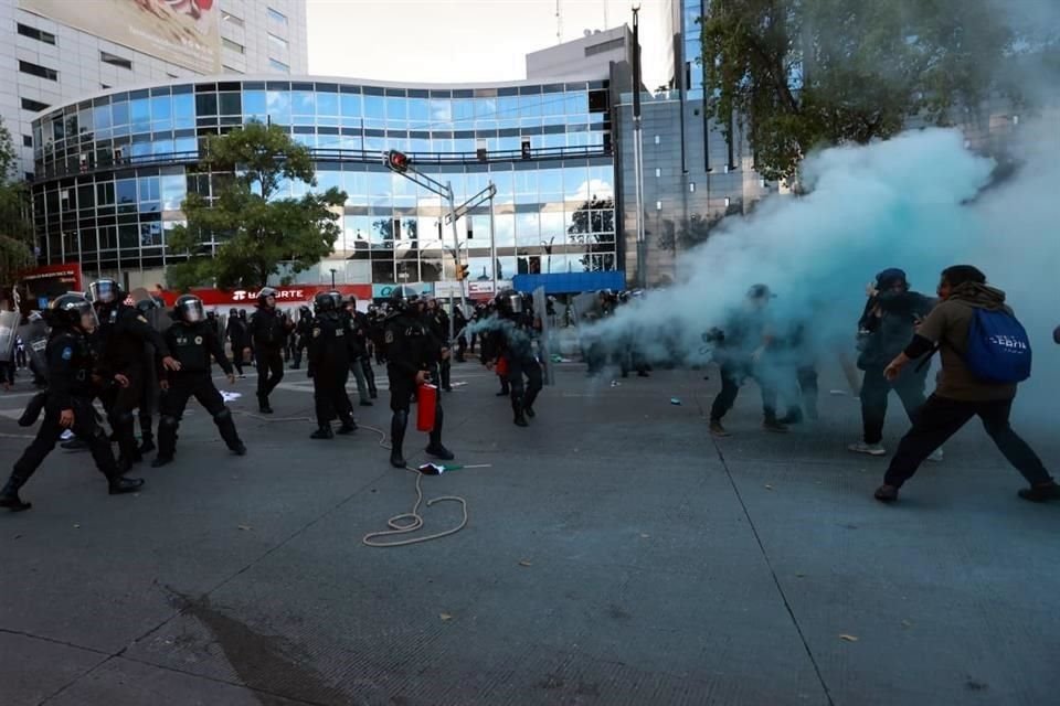 Los policías usan gas para dispersar tanto a manifestantes como reporteros que dan seguimiento a la movilización.