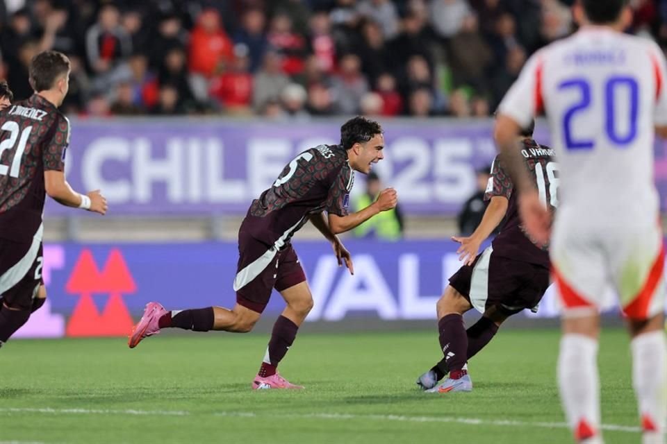 Iker Fimbres anotó desde fuera del área.