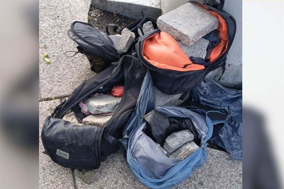 Durante marcha en favor de Palestina, policías decomisaron piedras, botellas de vidrio y cohetes a algunos integrantes del 'Bloque Negro'.