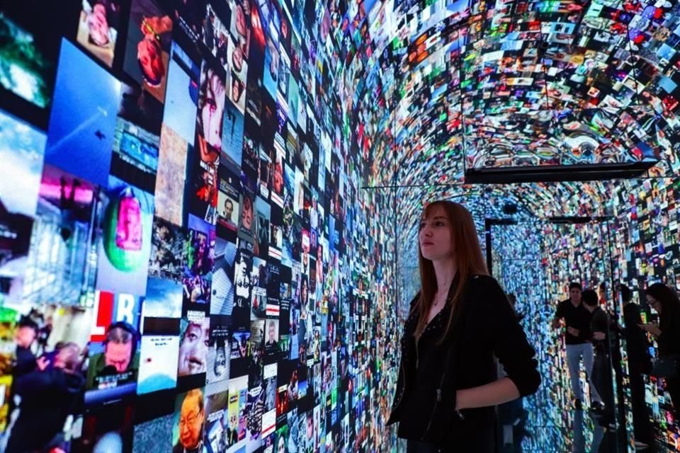 A través de video, sonido e inteligencia artificial, Infomanía, la nueva expo inmersiva en InSpace reflexiona sobre los datos en la web.
