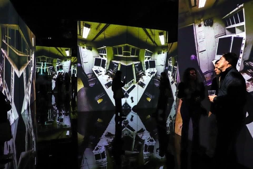 En total son seis obras, cada una en una sala, y la mayoría mezclan video, datos y paisajes sonoros.