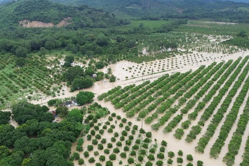 En Álamo Temapache se instaló un centro de refugio para personas afectadas por el aumento en el nivel del agua. Autoridades recomendaron a pobladores no intentar cruzar por rios y zonas inundadas.
