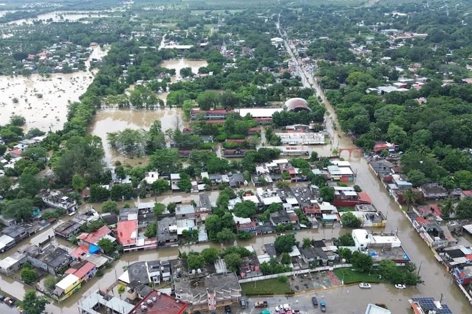 En acciones conjuntas, las Secretarías de Seguridad Estatal, Defensa Nacional y Guardia Nacional implementaron el Plan Tajín, DN-III-E y GN-A para asistir a la población que lo necesite.