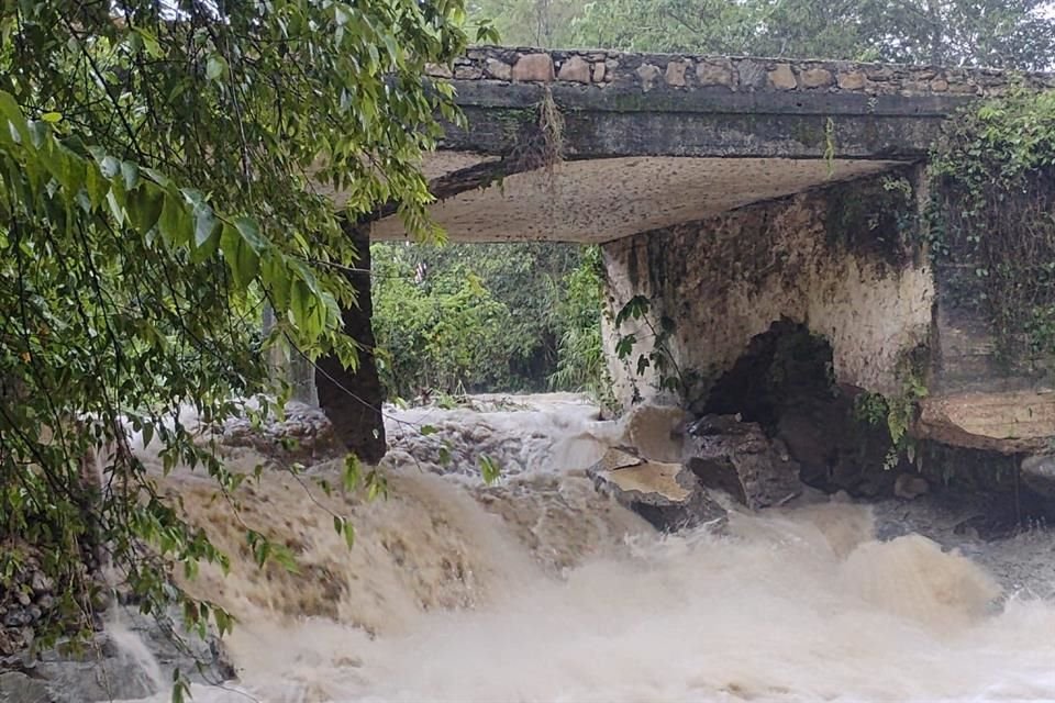 Además, en la localidad de Francisco Sarabia, del Municipio de Misantla, fue cerrado el paso en el Puente La Poza, por un riesgo de probable riesgo de derrumbe.