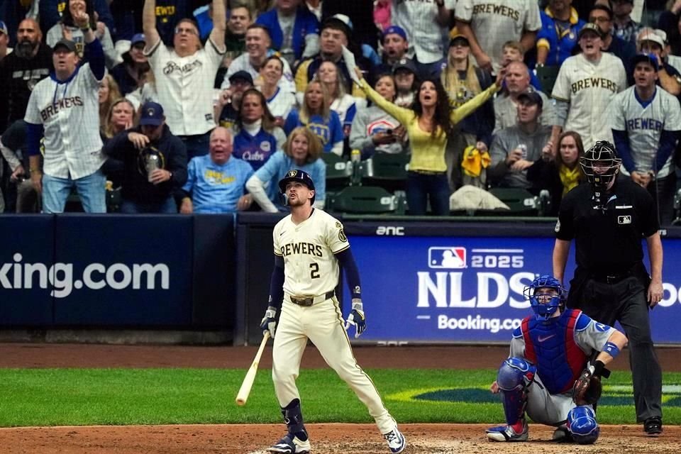 Brice Turang observa el destino de la pelota conectada de cuadrangular en la séptima entrada.