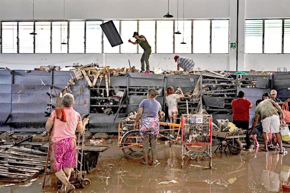 Tras inundaciones y deslaves provocados por lluvias, habitantes que quedaron incomunicados claman por ayuda, entre lágrimas y desesperación.